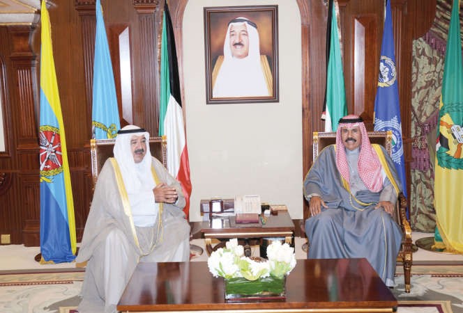 سمو نائب الامير وولي العهد الشيخ نواف الاحمد مستقبلا وزير شؤون الديوان الاميري الشيخ ناصر صباح الاحمد