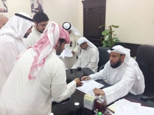 جمال الدوسري خلال جولته في ادارة عمل حولي