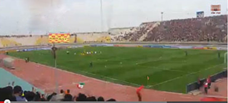 بالفيديو.. كيف رحب الجمهور الاهوازي بنادي الفتح السعودي على ارضه 