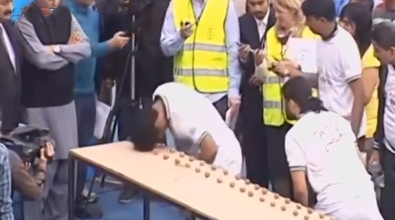 بالفيديو.. تحطيم الرقم القياسي لكسر الجوز بالرأس