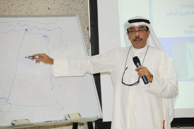 خالد الرشيد خلال الندوة﻿