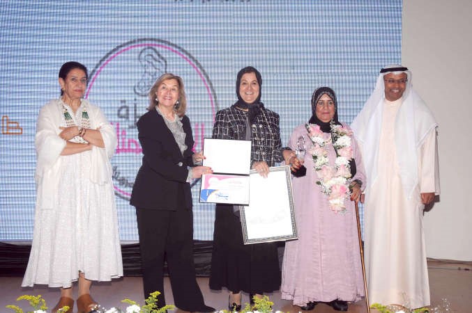 سبيكة الجاسر ومنيرة المطوع تكرمان الفائزة عائشة حسين بحضور دجاسم التمار والشيخة شيخة العبدالله 