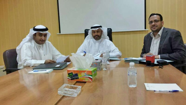 بدر العناز خلال توقيع العقد﻿
