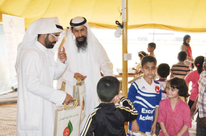 الحبيط والفوزان يتابعان الاطفال خلال القيام برسم اللوحات