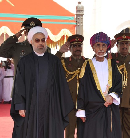 السلطان قابوس بن سعيد مستقبلا الرئيس روحاني في مسقط امس	 اپ ﻿