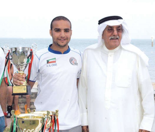 رئيس النادي اللواء فهد الفهد مع عبدالرحمن العمر عقب تتويجه في بطولة محلية