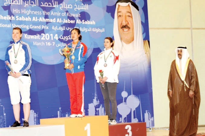 دعيج العتيبي الى جانب البطلات الفائزات 