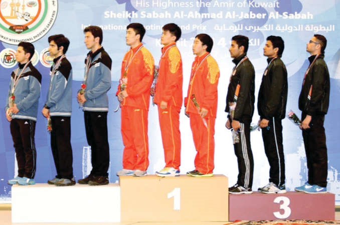 الابطال في منافسات المنتخبات على منصة التتويج 