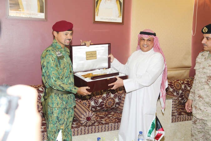  الشيخ خالد الجراح يهدي ولي عهد بروناي هدية تذكارية 