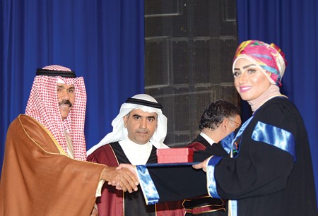سمو نائب الامير وولي العهد الشيخ نواف الاحمد يسلم احدى الخريجات شهادة التخرج
