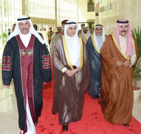 سمو نائب الامير لدى وصوله وفي استقباله الوزير احمد المليفي ود احمد الاثري