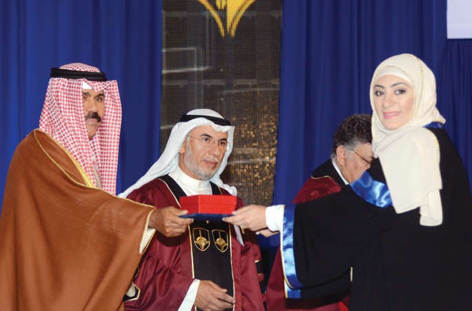  وسموه يكرم احدى الخريجات