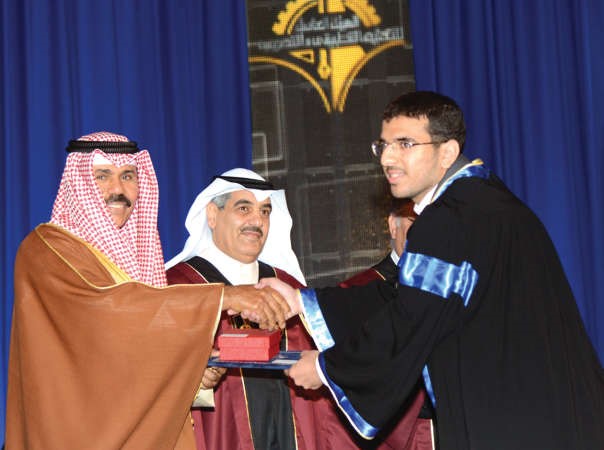 سمو نائب الامير مصافحا احد الخريجين 