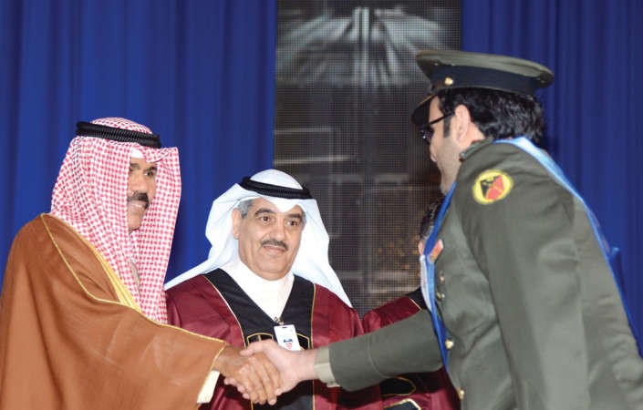 سمو نائب الامير مكرما احد الطلبة