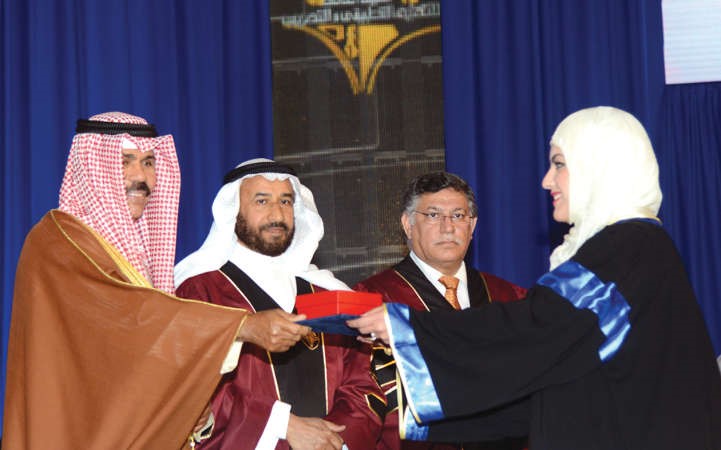 سمو نائب الامير يسلم احدى الخريجات شهادة التخرج