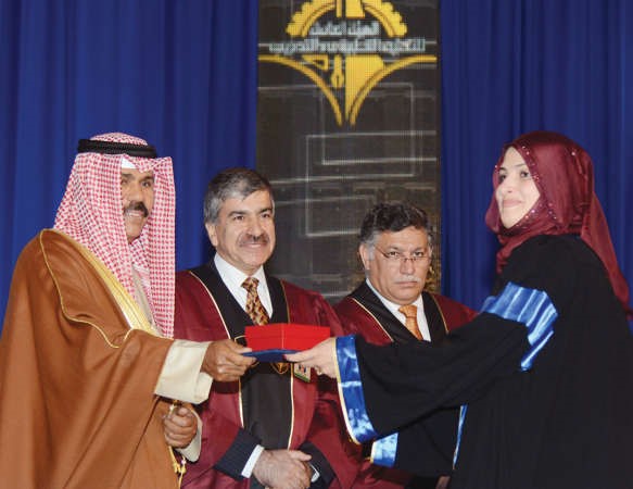 سمو نائب الامير مكرما احدى الخريجات 