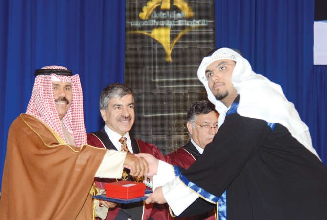 سمو نائب الامير يكرم احد الخريجين