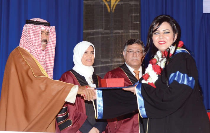 سمو نائب الامير مكرما احدى الطالبات