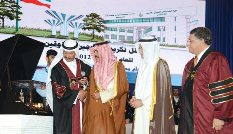  وسموه يتسلم هدية تذكارية