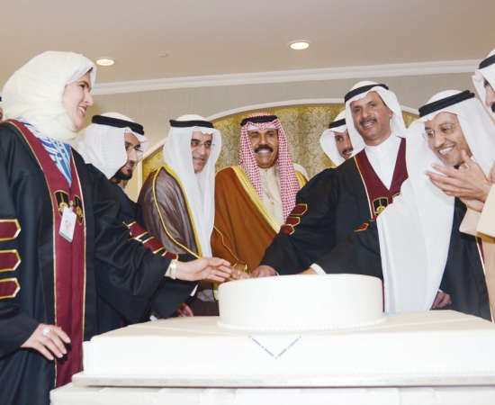 سمو نائب الامير يشارك المليفي والاثري والحضور قطع كيكة الحفل 