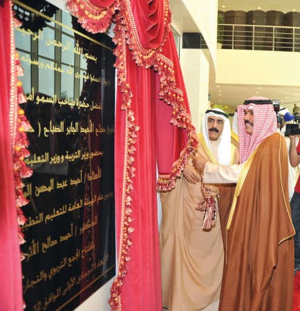  وسموه يزيح الستار بمناسبة افتتاح المجمع التربوي والتجاري