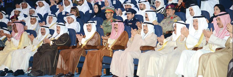 سمو نائب الامير وولي العهد الشيخ نواف الاحمد متقدما الحضور والى جانبه رئيس مجلس الامة مرزوق الغانم ورئيس مجلس الامة الاسبق جاسم الخرافي وسمو الشيخ ناصر المحمد والشيخ فيصل السعود والشيخ شملان العبدالعزيز وسمو رئيس مجلس الوزراء الشيخ جابر المبارك والشيخ صباح الخالد والشيخ جابر الخالد