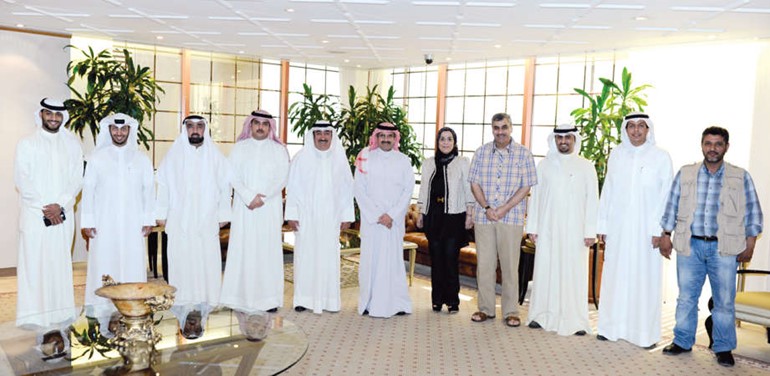 الشيخ مبارك الدعيج متوسطا المكرمين ﻿