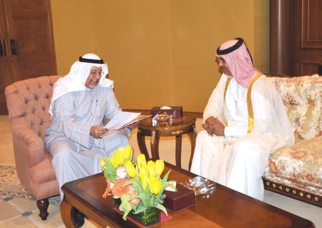 الشيخ علي الجراح خلال لقائه السفير القطري ﻿