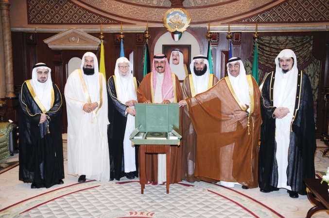 سمو نائب الامير وولي العهد الشيخ نواف الاحمد يتلقى مصحفا هدية من دعبدالله التركي والوفد المرافق له بحضور د نايف العجمي