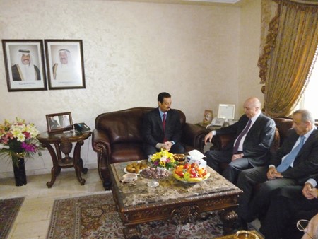 السفير دحمد الدعيج مستقبلا اعضاء لجنة الاخوة الاردنيةالكويتية