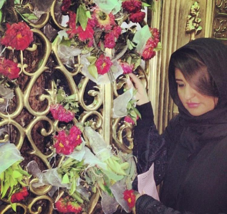 بالصور.. شذى حسون ترتدي الحجاب كاملا في زيارة ضريح .. وتفجر جدلا في تويتر