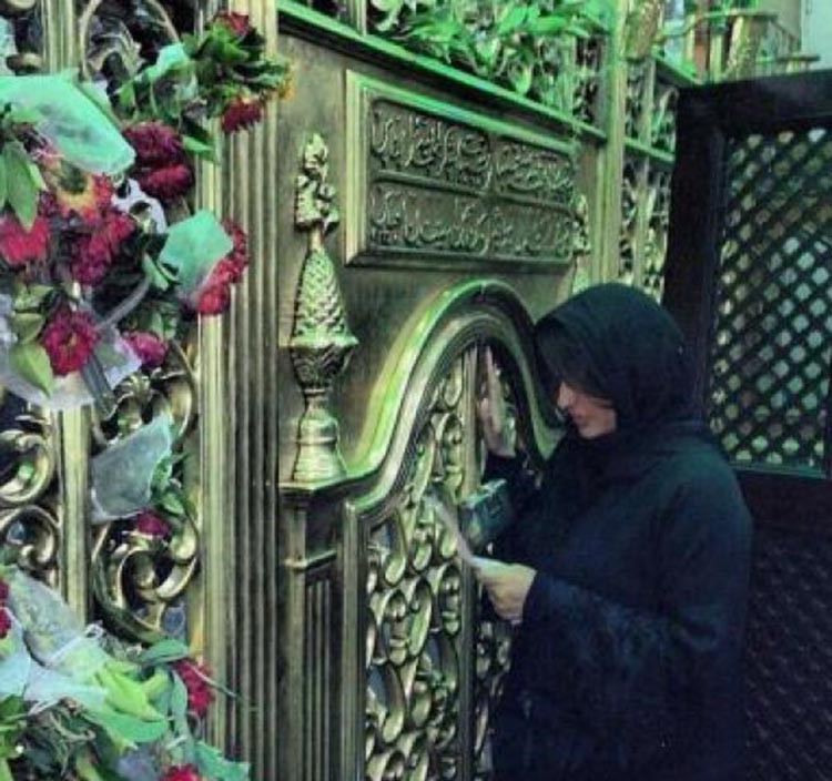 بالصور.. شذى حسون ترتدي الحجاب كاملا في زيارة ضريح .. وتفجر جدلا في تويتر