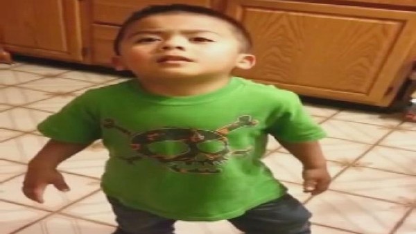 فيديو طريف لطفل يحاول إقناع أمه بالحصول على الحلوى
