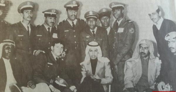 صورة نادرة لمحمد عبده بعمر 14 عاماً في حفل تخريج القوات الجوية السعودية