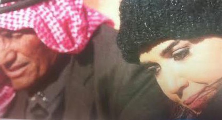 صورة: مسن بكوفية وعقال يبكي سيرين عبد النور