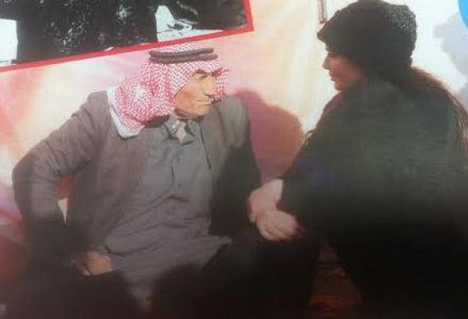 صورة: مسن بكوفية وعقال يبكي سيرين عبد النور