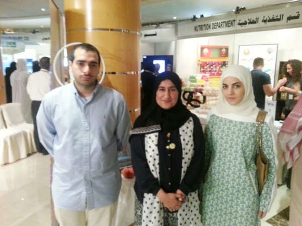 مريم عبدالرحمن تتوسط اخصائيين تغذية من المركز﻿