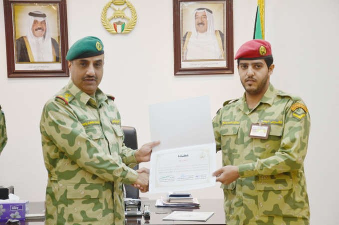 العميد الركن زيد محمد يسلم الشهادة لاحد الخريجين 