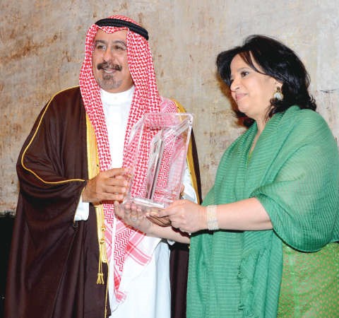 وزيرة الثقافة الشيخة مي ال خليفة تكرم الشيخ د محمد الصباح 