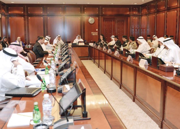الشيخ احمد مشعل الاحمد اثناء الاجتماع مع ممثلي الجهات الحكومية المعنية بالمشروع