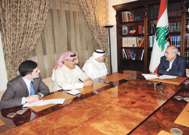 الرئيس اللبناني العماد ميشال سليمان مستقبلا الزملاء رئيس التحرير يوسف خالد المرزوق
ونائب رئيس التحرير عدنان الراشد ومدير التحرير محمد الحسيني في قصر بعبدامحمود الطويل