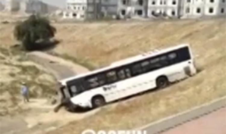 بالفيديو... سقوط «باص مواصلات» من أعلى الجسر بعد حادث مروري في الكويت