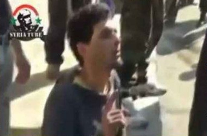 بالفيديو.. "داعش" تجز بالسكين عنق شاب سوري بدعوى ترك الصلاة
