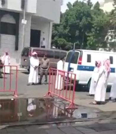 بالصور.. تنفيذ حكم الجلد في السعودية بحق 3 شباب أدينوا بقضايا إغتصاب وإختطاف وإبتزاز
