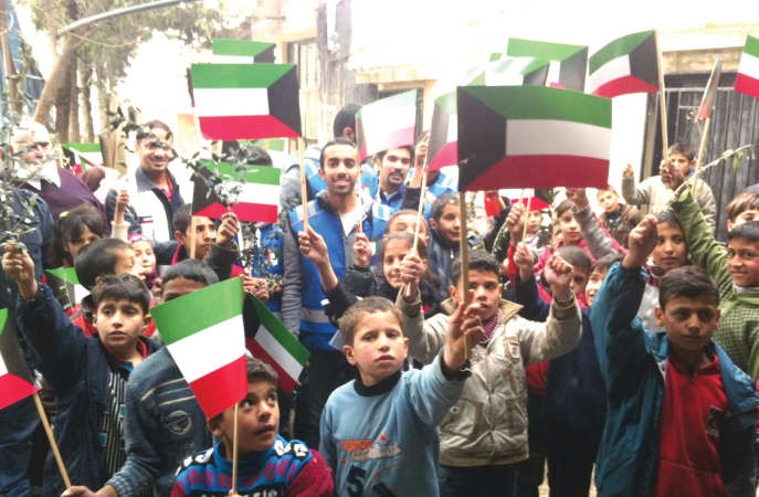 الاطفال السوريون في لبنان يرفعون اعلام الكويت تعبيرا عن امتنانهم للدعم﻿