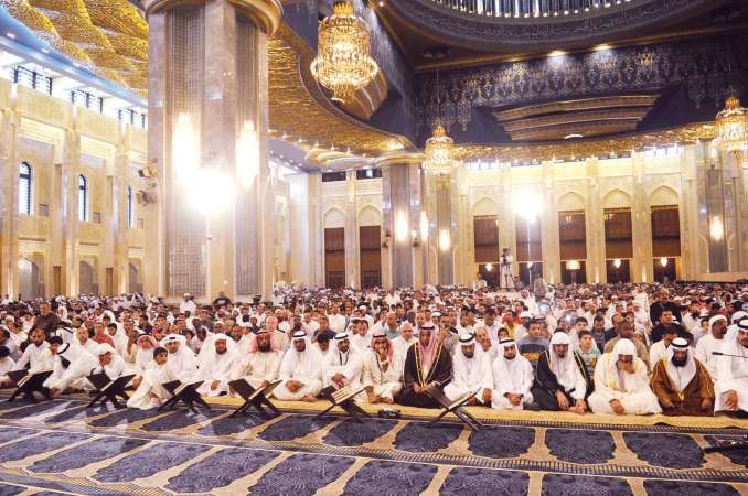 حشود كبيرة تستمع لخطبة الجمعة في المسجد الكبير	قاسم باشا ﻿
