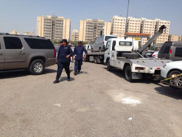 مركبة مخالفة في طريقها الى الحجز 