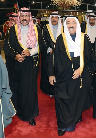 صاحب السمو الامير الشيخ صباح الاحمد لدى عودته الى البلاد امس وفي استقباله سمو ولي العهد الشيخ نواف الاحمد
