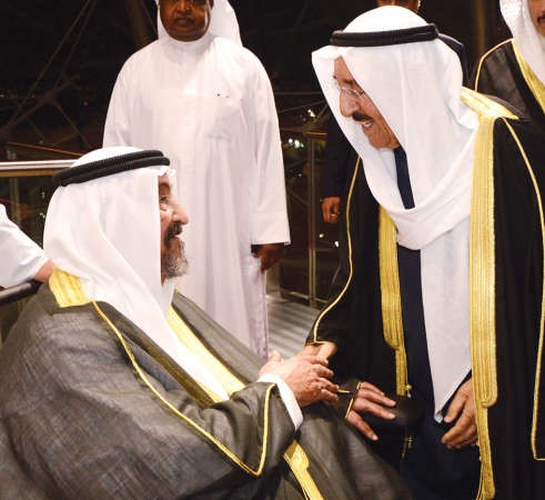 سمو الامير مصافحا سمو الشيخ سالم العلي 