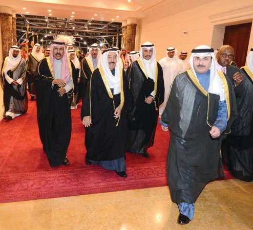 صاحب السمو الامير الشيخ صباح الاحمد لدى وصوله وفي استقباله سمو ولي العهد ومرزوق الغانم والشيخ جابر العبدالله ويبدو الشيخ خالد العبدالله 